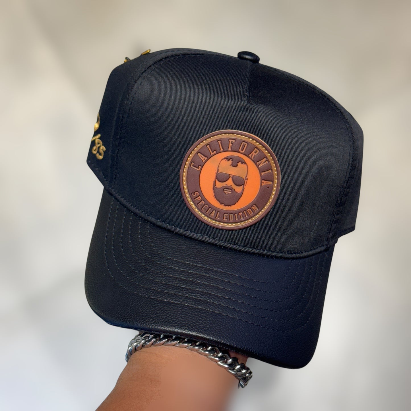 CALIFORNIA BLACK VISERA CUERO