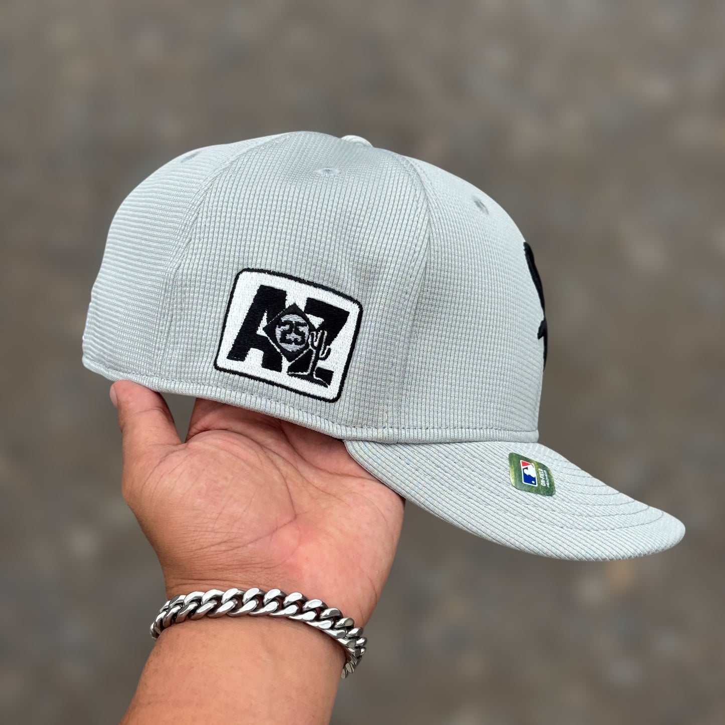 59FIFTY WHITE SOX GREY BLACK LOGO AZ25