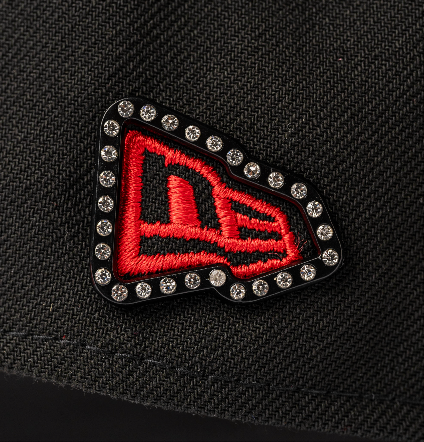 PIN BORDE NE NEGRO GEMAS
