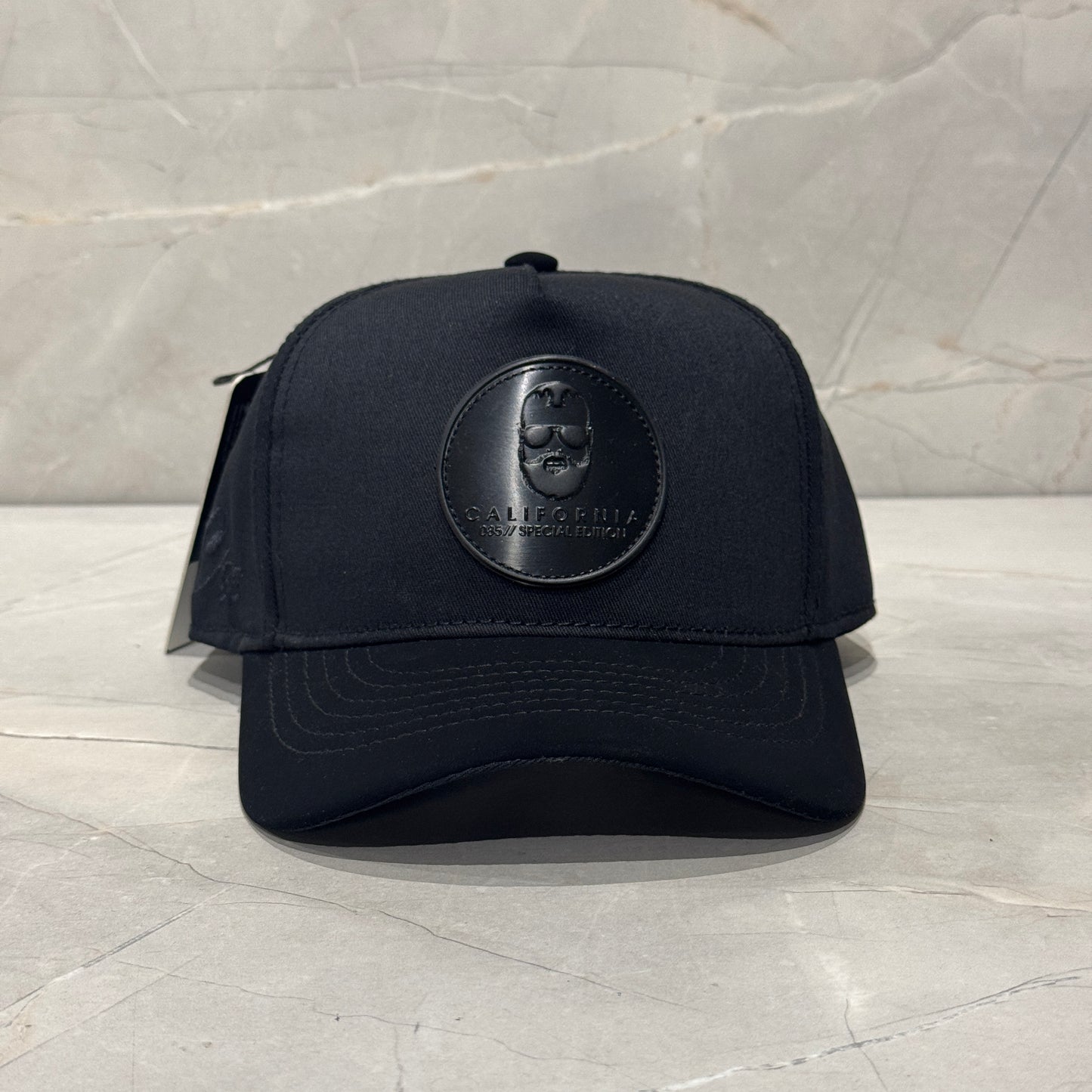 CALIFORNIA BLACK LOGO VISERA CUERO