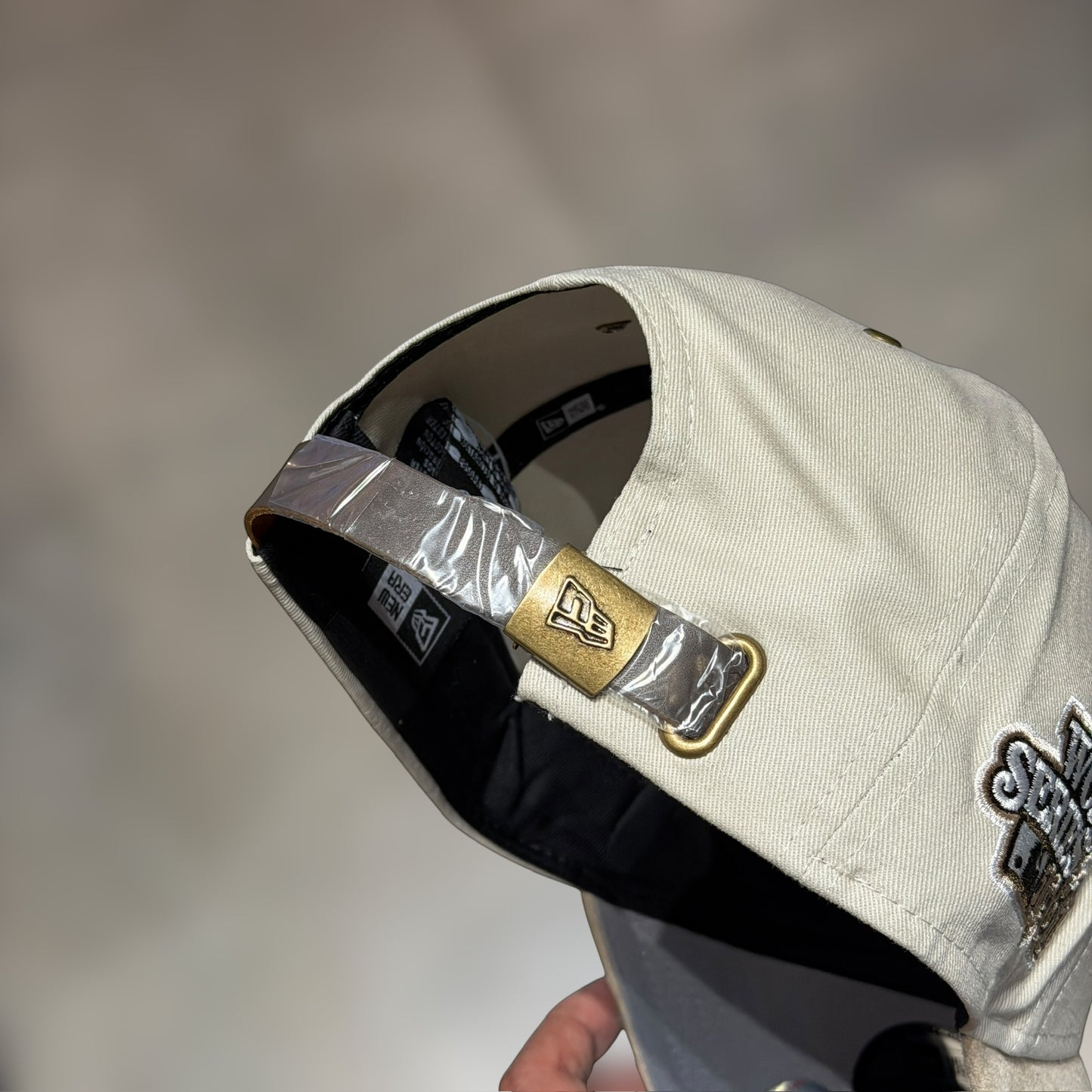 9FORTY A FRAME LA DODGERS BEIGE VISOR TERCIOPELO WS 1981