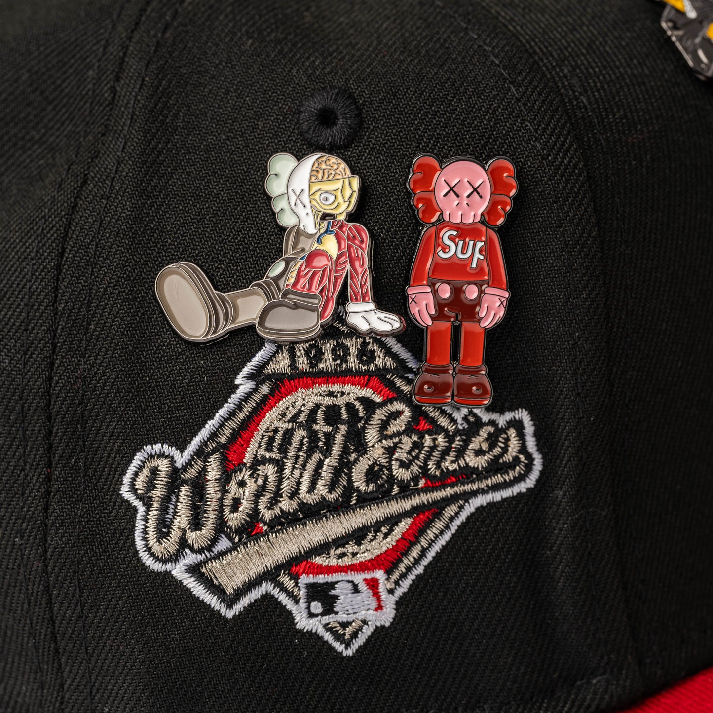 PIN KAWS CEREBRO