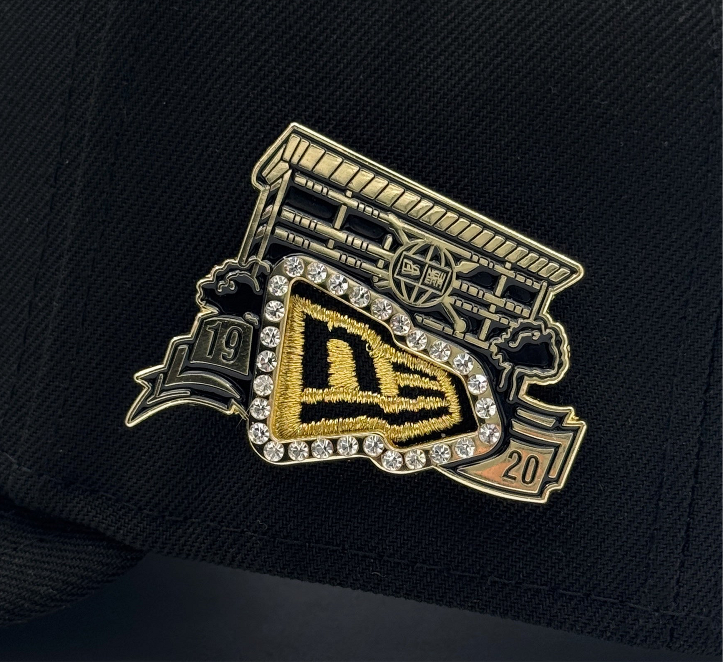 PIN BORDE DORADO 100 AÑOS NEW ERA