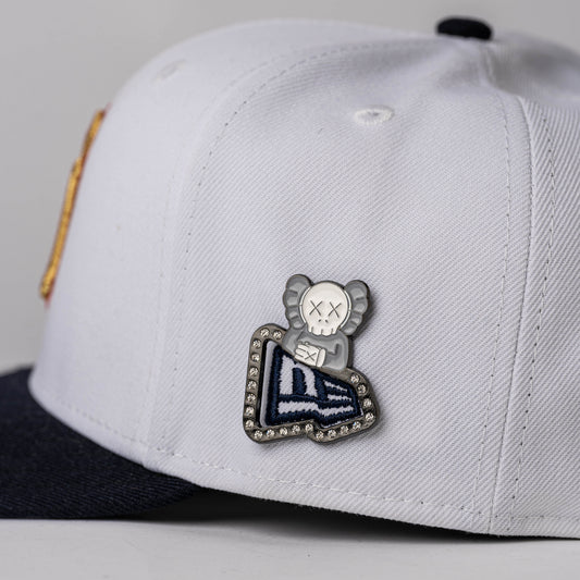 PIN METALICO BORDE NE KAWS
