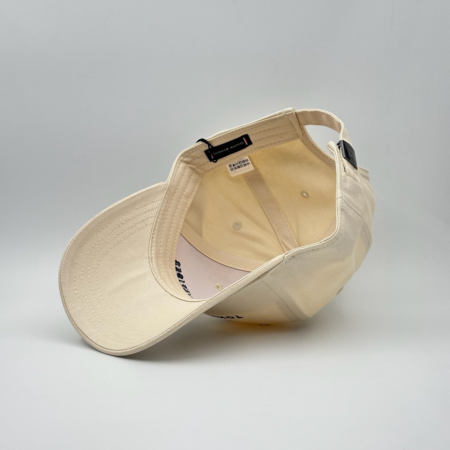 TOMMY HIFILGER CREAM LETTER LOGO