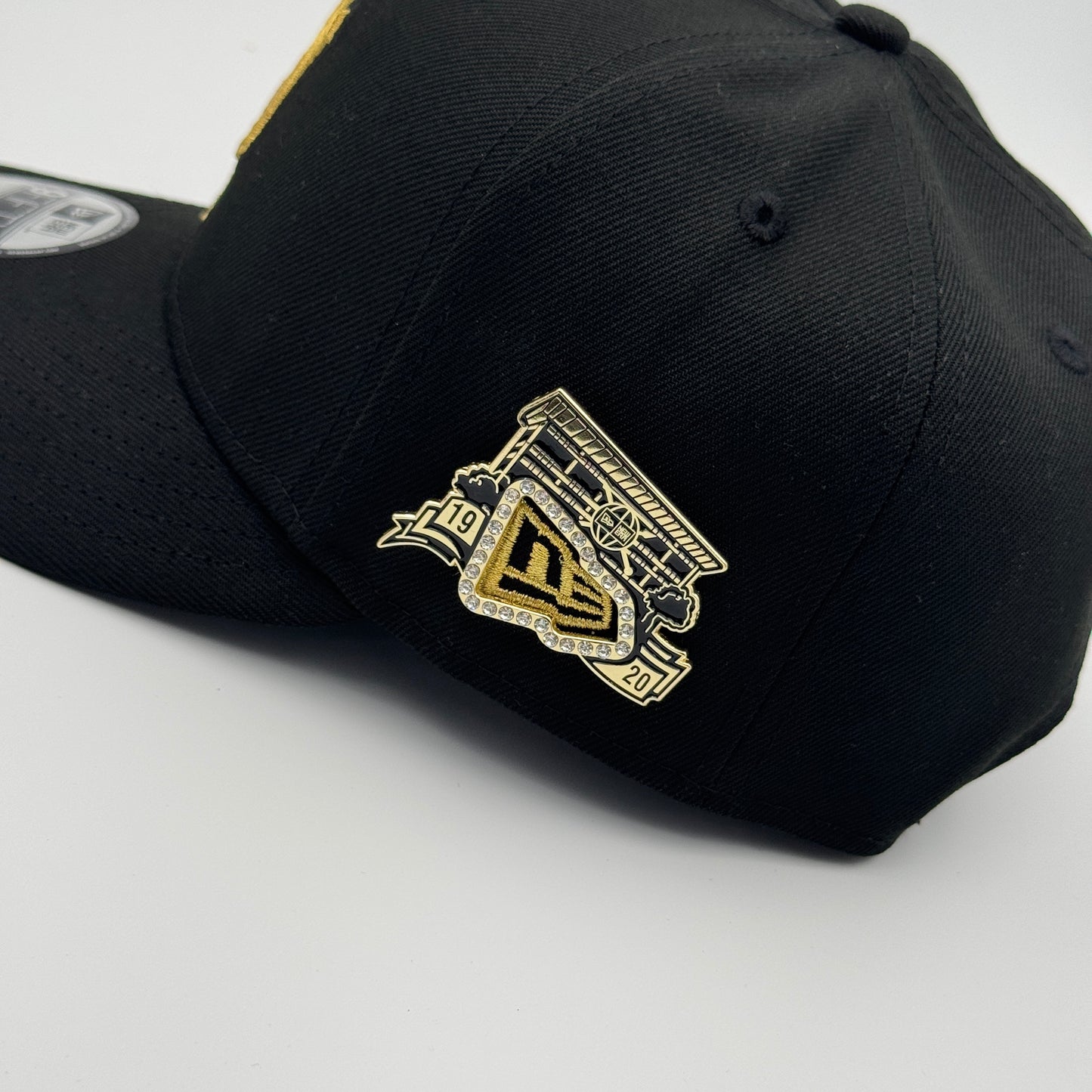 PIN BORDE DORADO 100 AÑOS NEW ERA