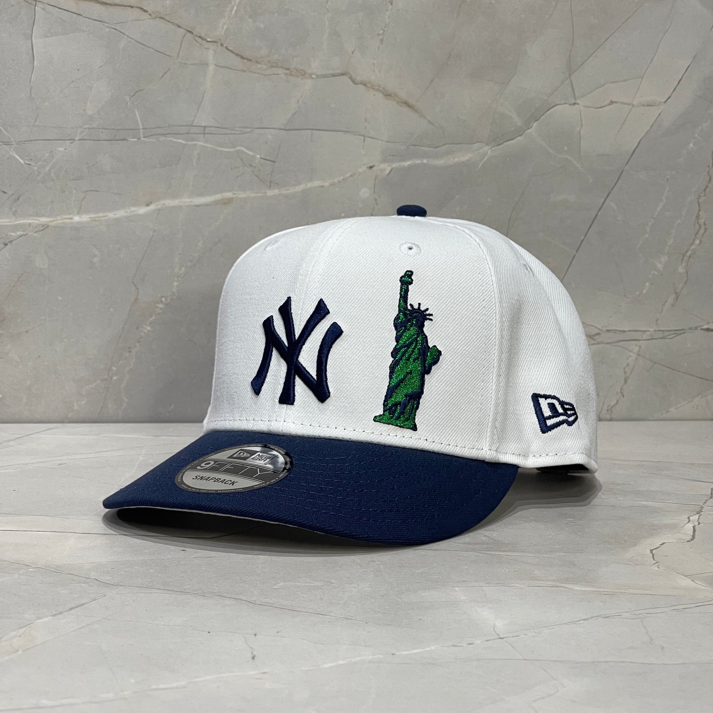 9FIFTY NY YANKEES WHITE STATUE