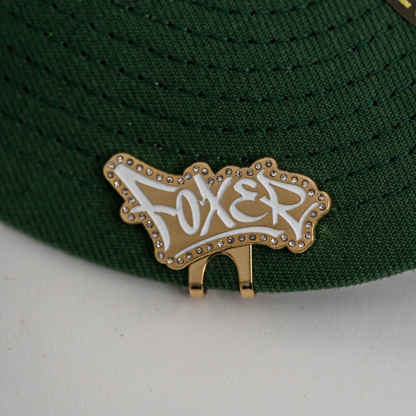 PIN CLIP GRAFITI FOXER DORADO CON DIAMANTES