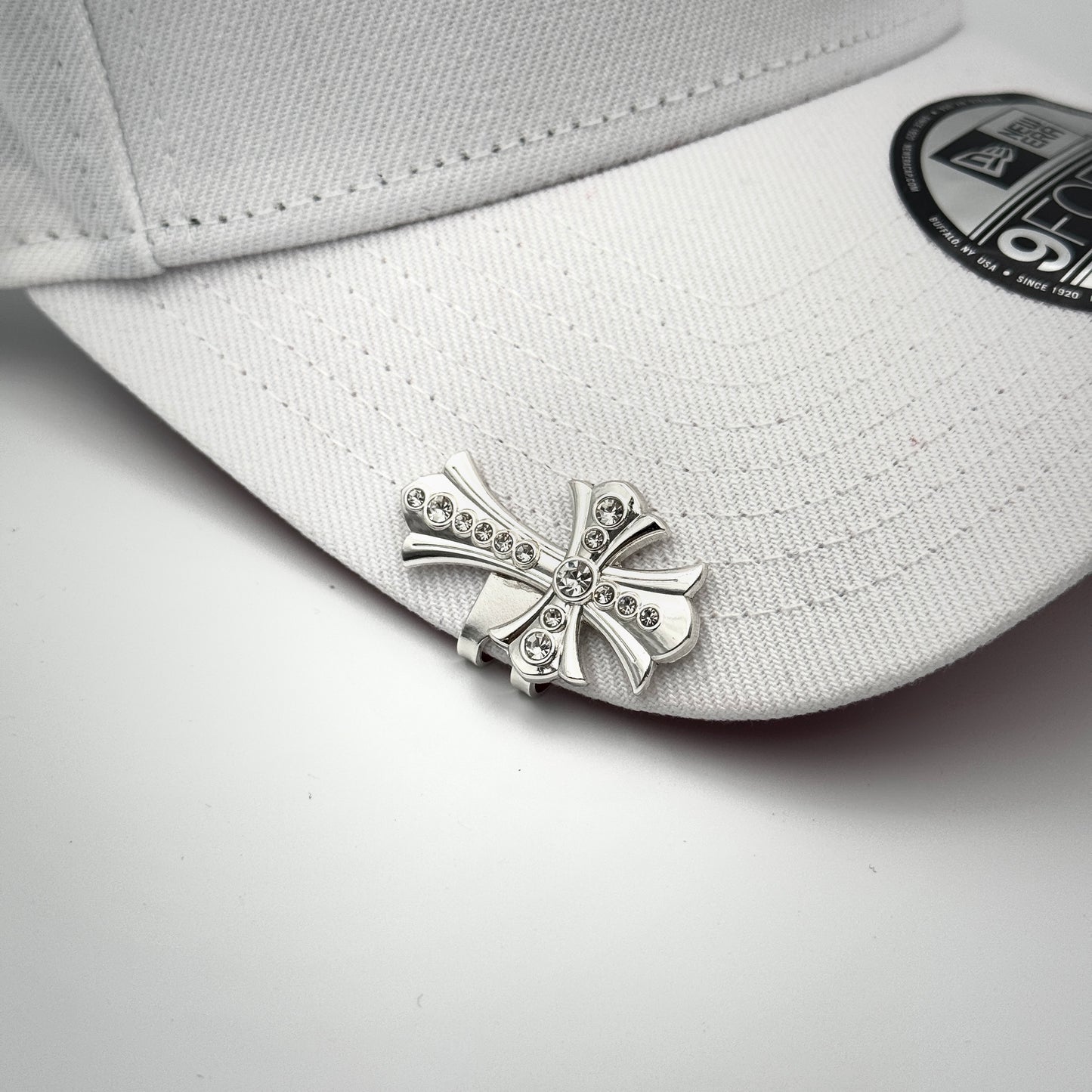 CLIP METALICO CRUZ PLATA CON DIAMANTES