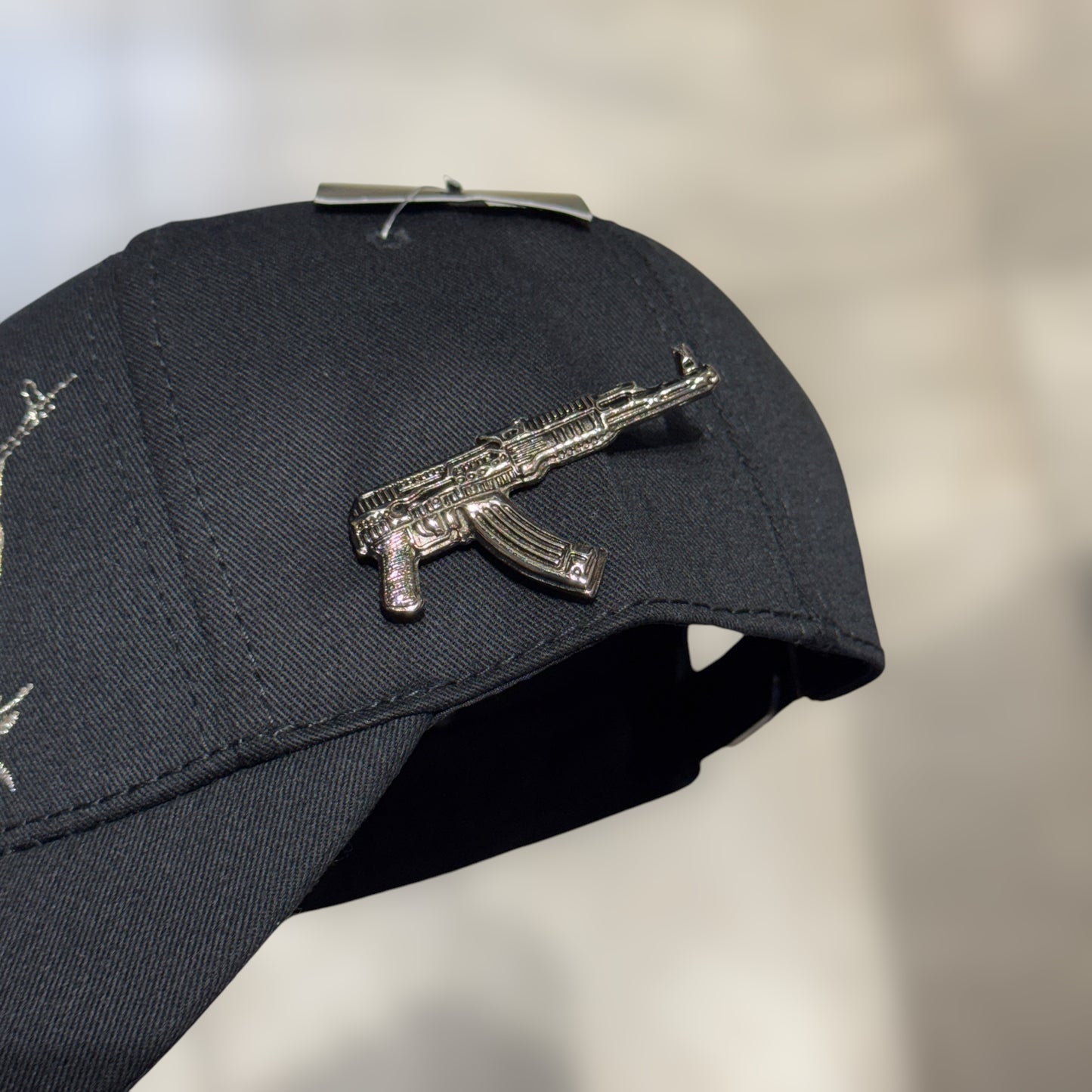 GORRA ANGEL EDICION BELICA CON PIN RIFLE
