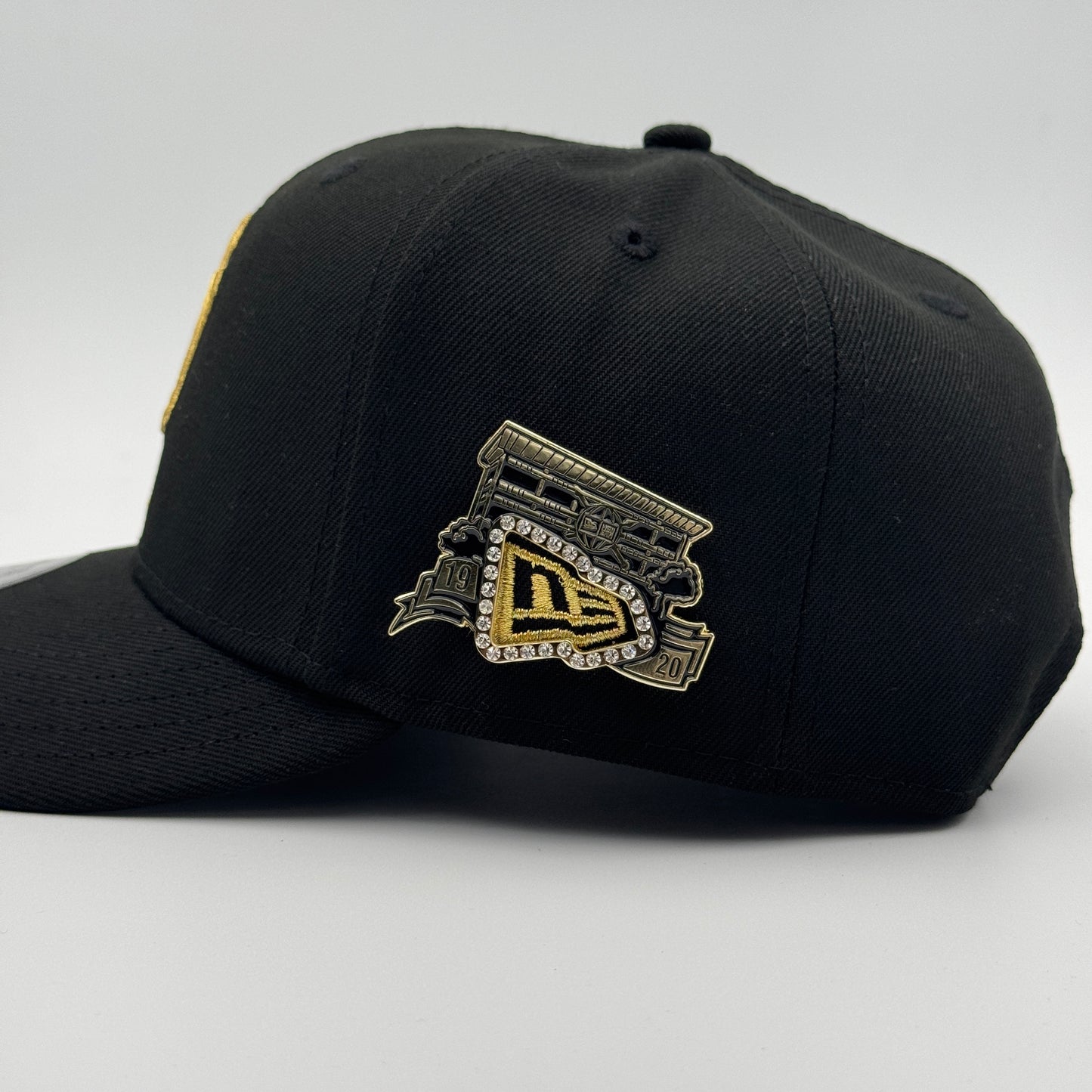 PIN BORDE DORADO 100 AÑOS NEW ERA