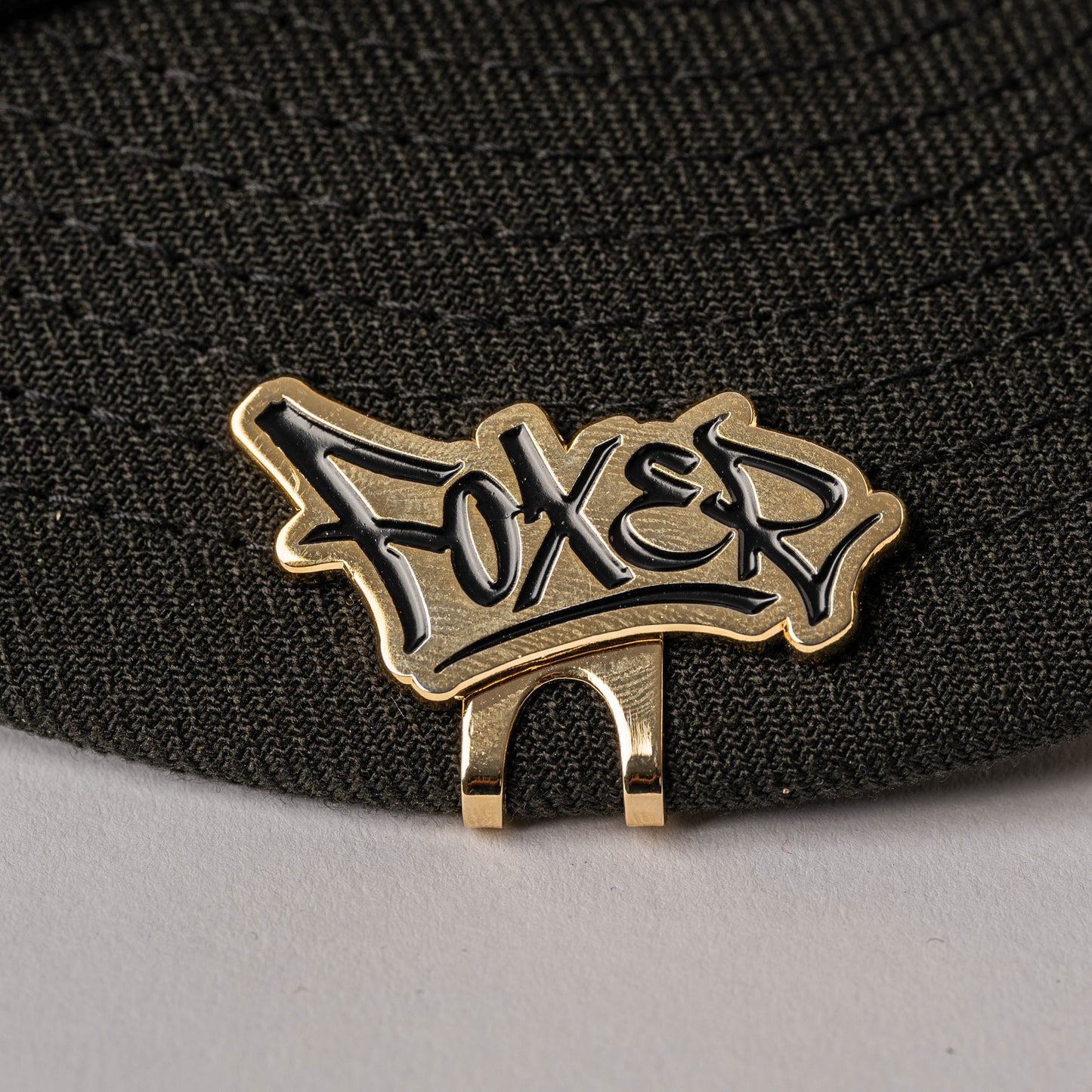 PIN CLIP GRAFITI FOXER DORADO LETRAS NEGRAS