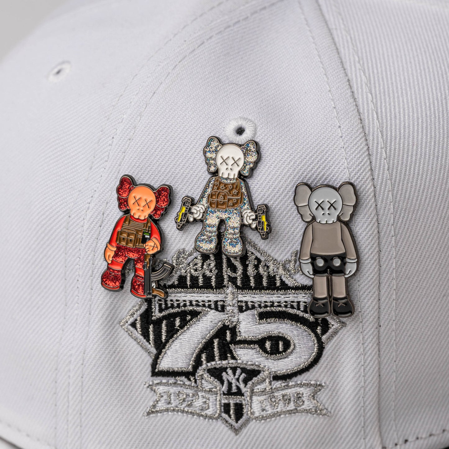 PIN KAWS ARMAS
