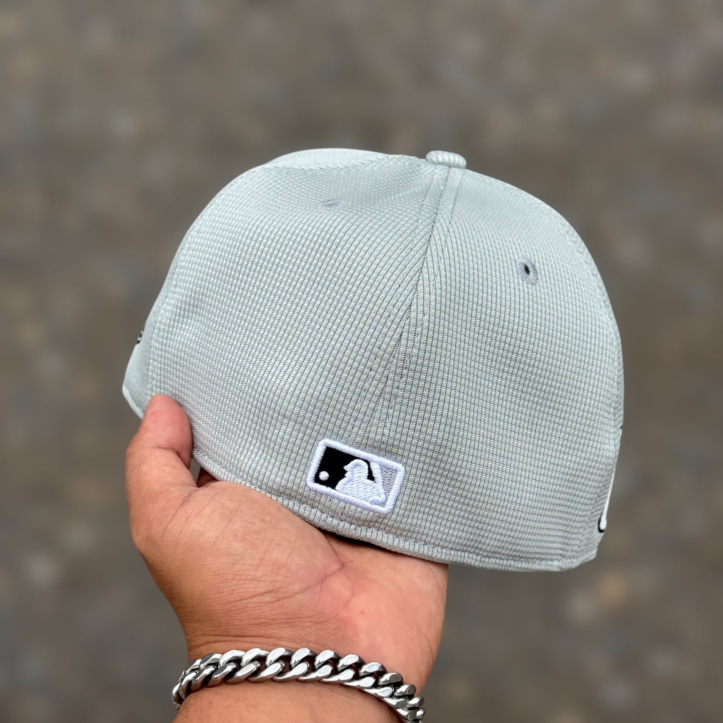 59FIFTY WHITE SOX GREY BLACK LOGO AZ25