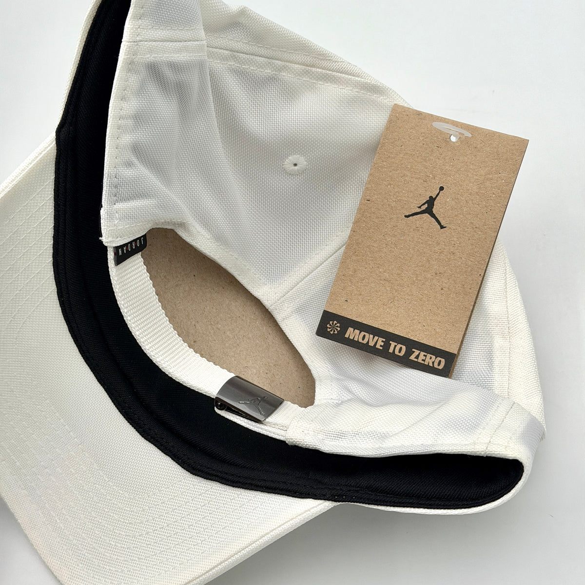 JORDAN BLANCA LOGO METÁLICO