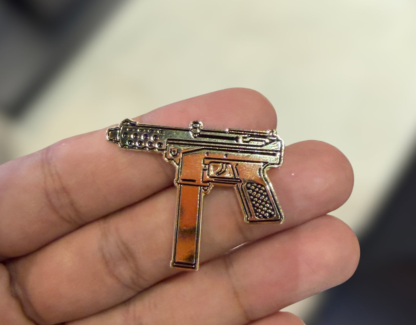 PIN METALICO RIFLE DORADO