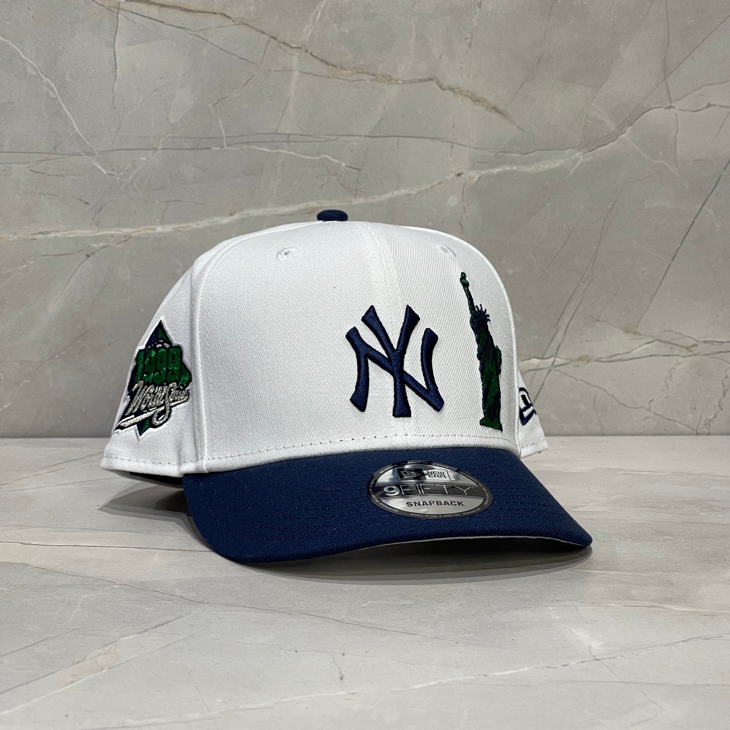 9FIFTY NY YANKEES WHITE STATUE