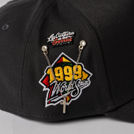 PIN METALICO LA CULTURA DE LAS GORRAS