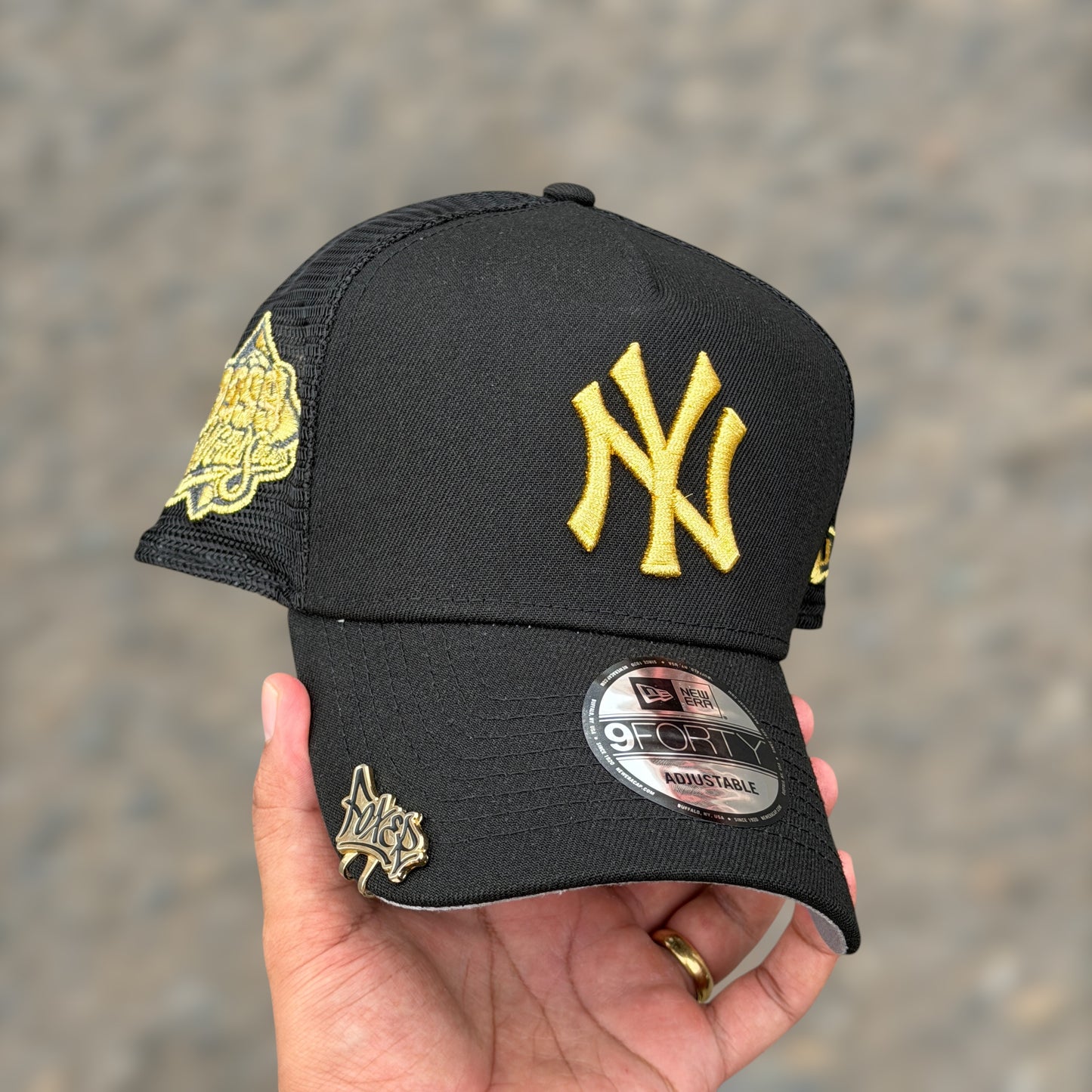 9FORTY NY YANKEES BLACK GOLD LOGO TRUCKER