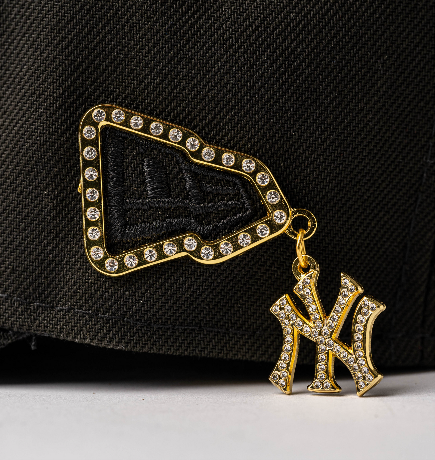PIN BORDE DORADO NY