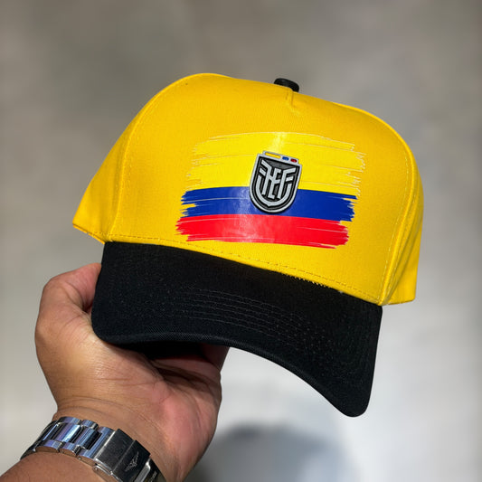 Gorra Ecuador amarilla negra FEF placa metálica