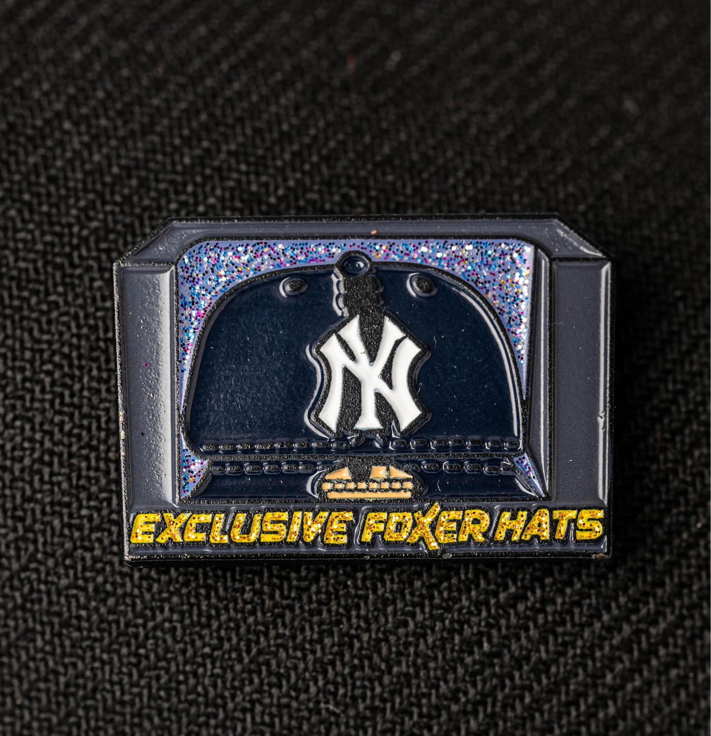 PIN METALICO CAJA EXCLUSIVA FOXER