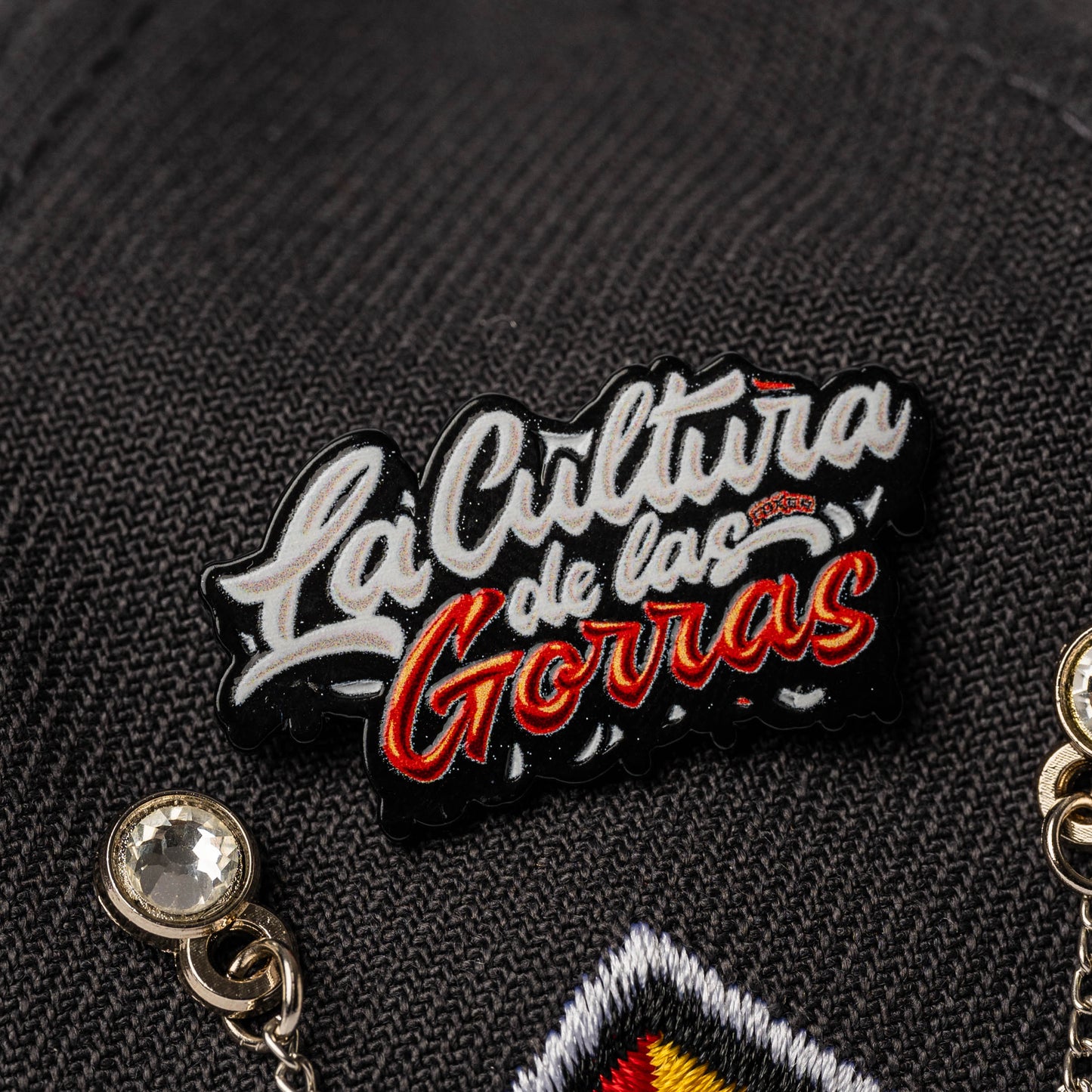 PIN METALICO LA CULTURA DE LAS GORRAS