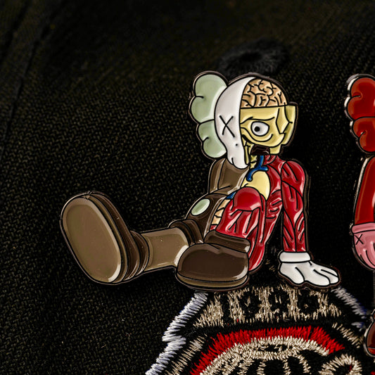 PIN METALICO KAWS CEREBRO
