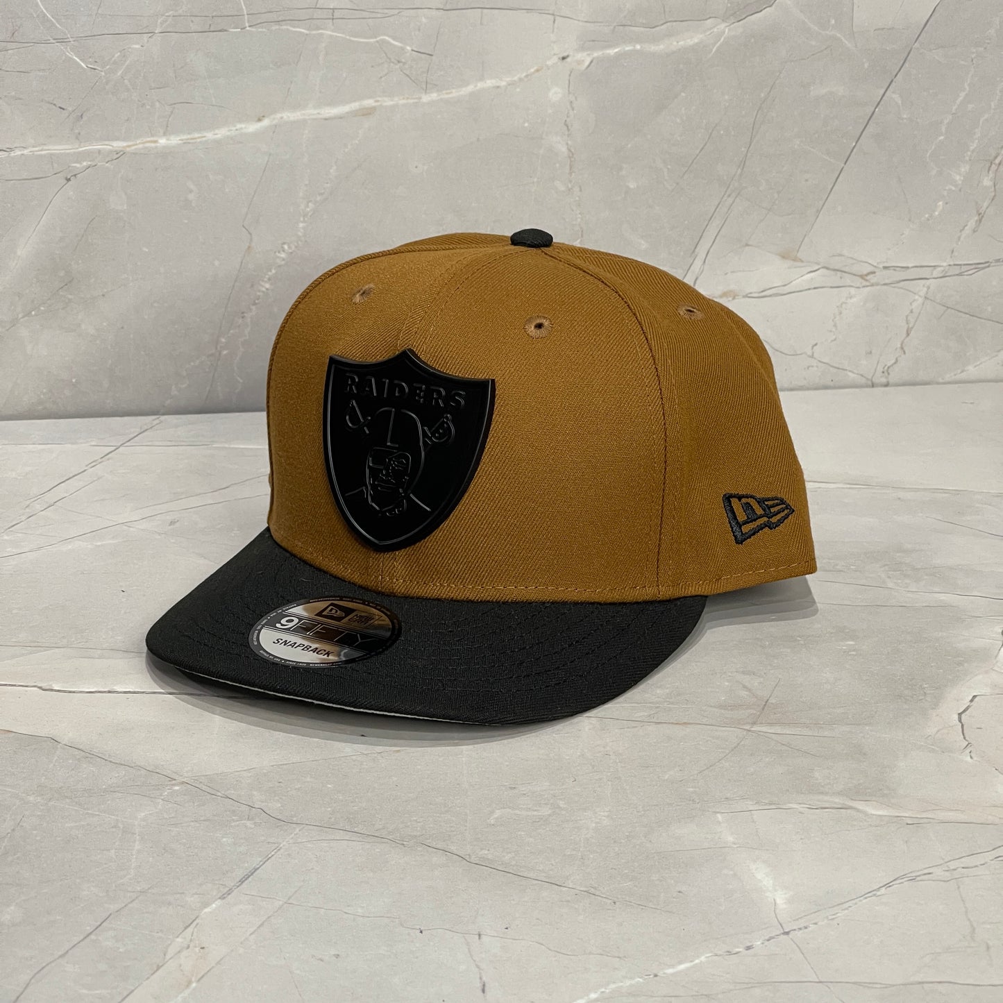 9FIFTY RAIDERS BROWN BLACK LOGO METÁLICO
