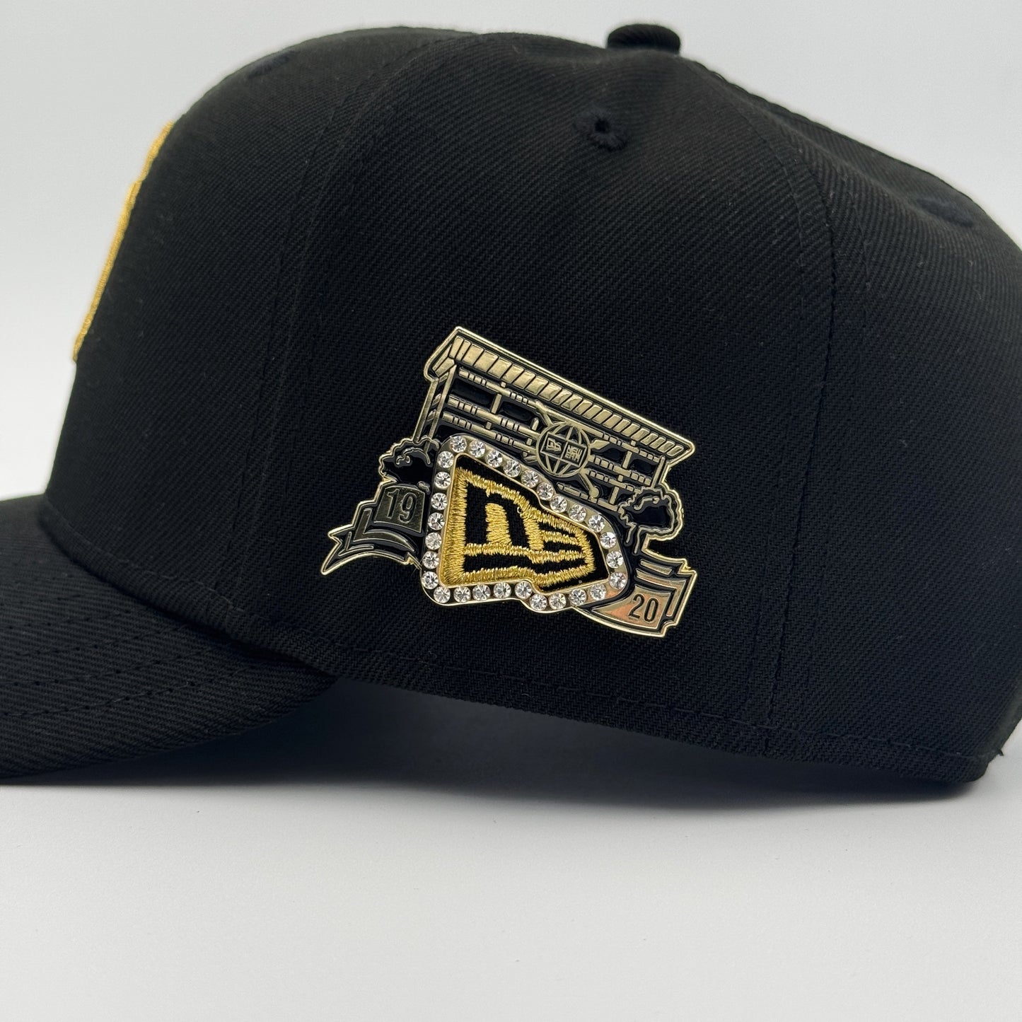 PIN BORDE DORADO 100 AÑOS NEW ERA