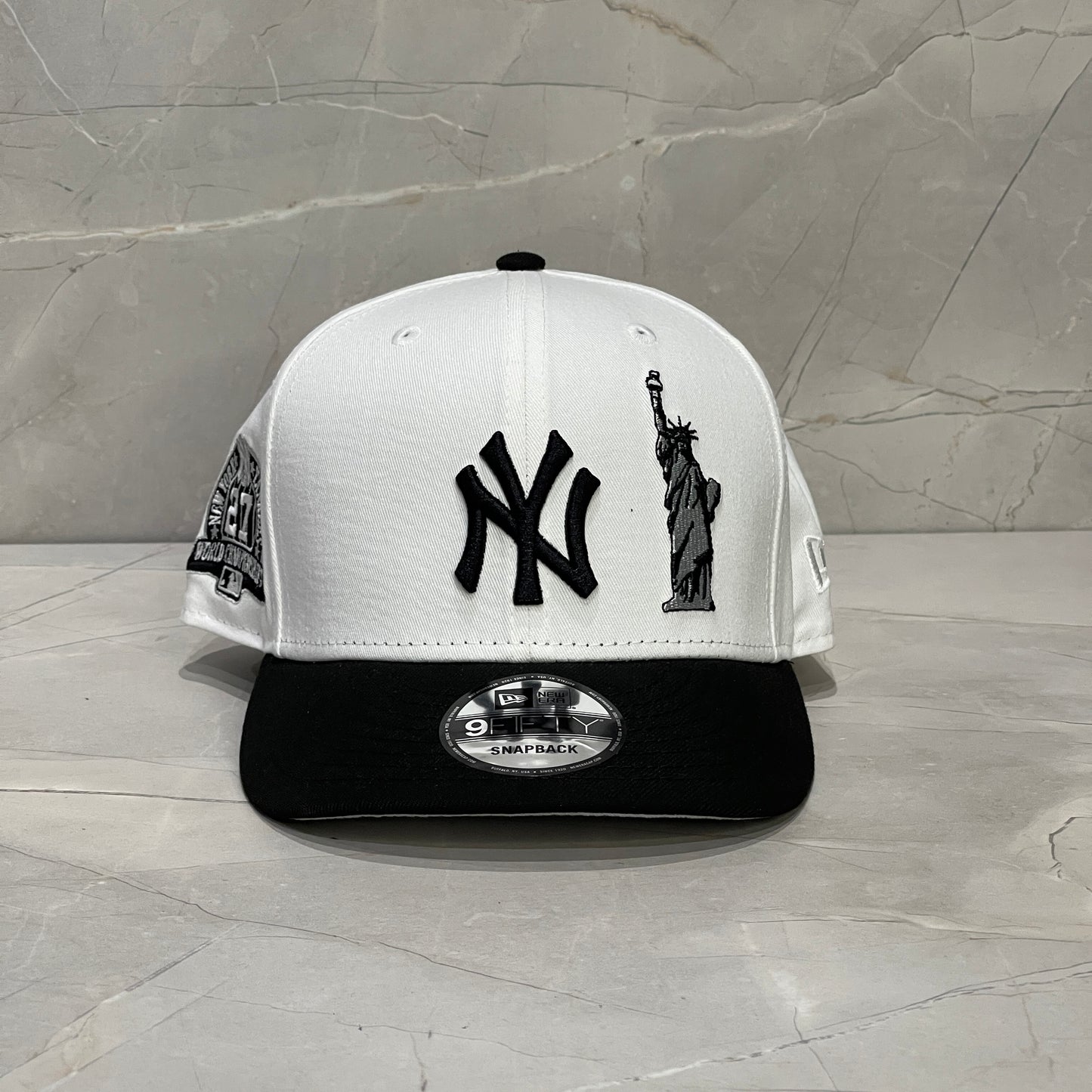 9FIFTY NY YANKEES WHIITE/BLACK STATUE