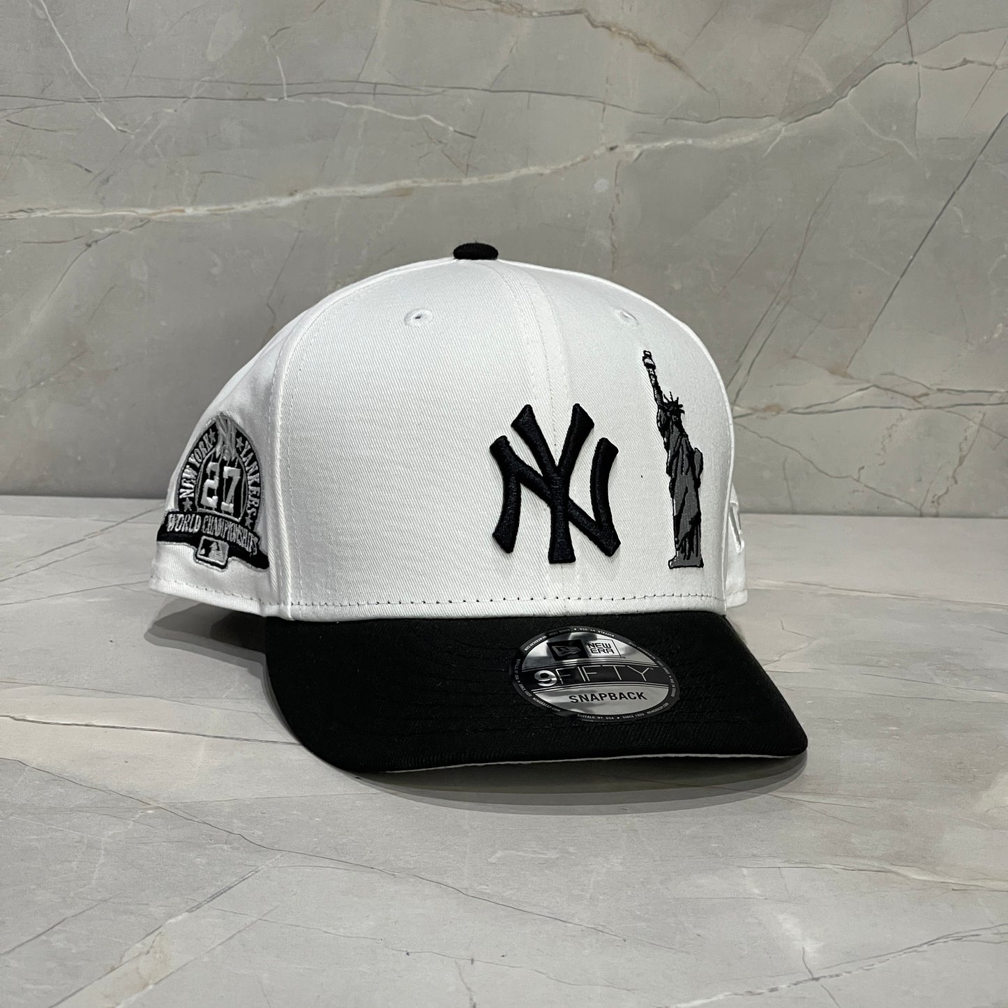 9FIFTY NY YANKEES WHIITE/BLACK STATUE