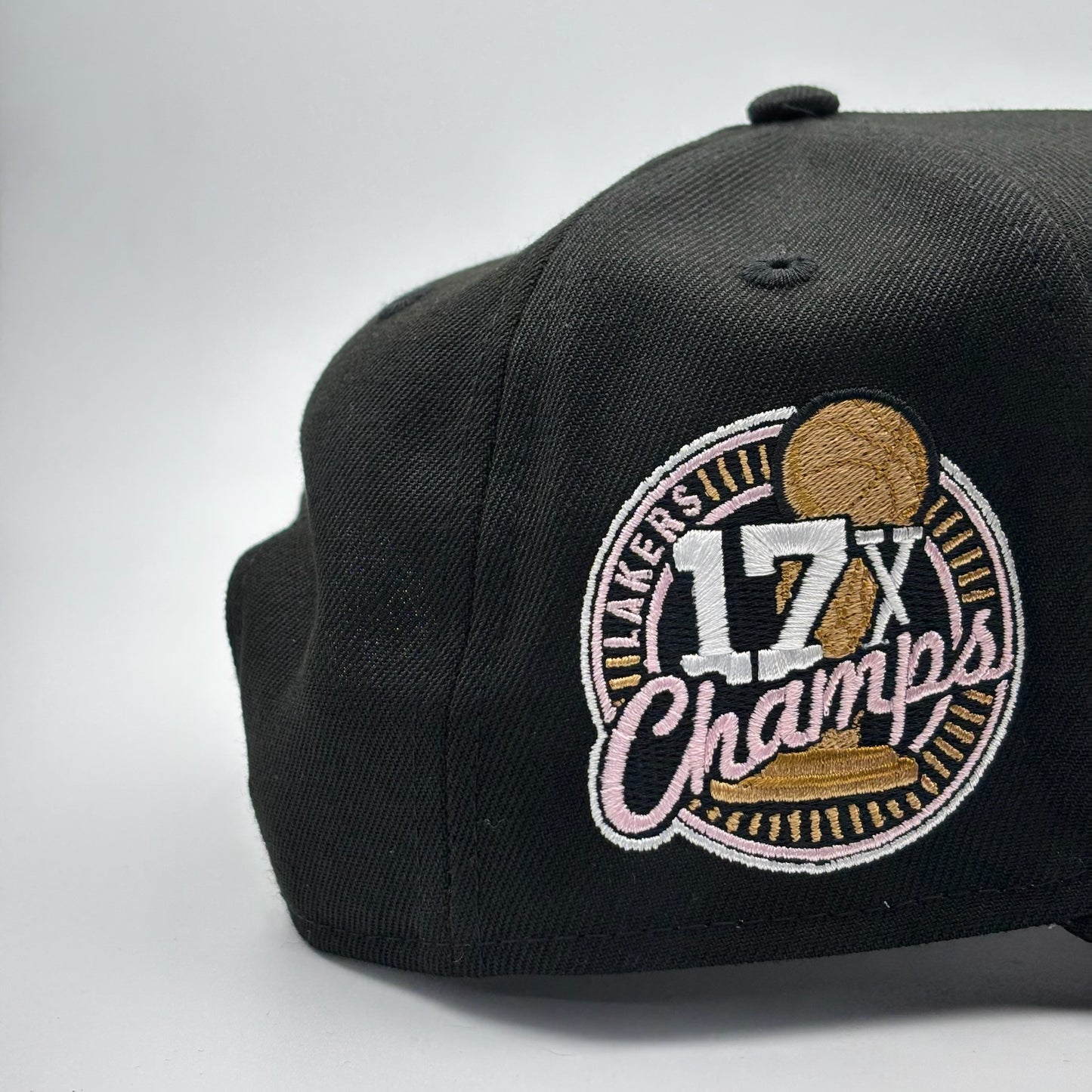 9FORTY LOS LAKERS BLACK UNDERVISOR PINK CHAMPS 17X