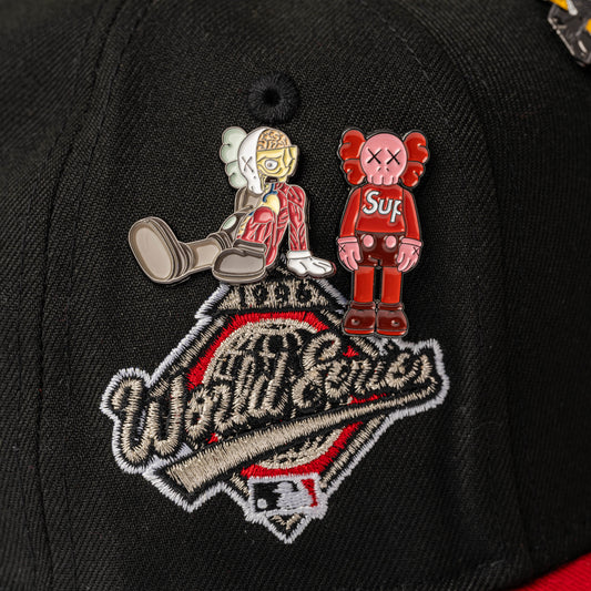 PIN METALICO KAWS CEREBRO