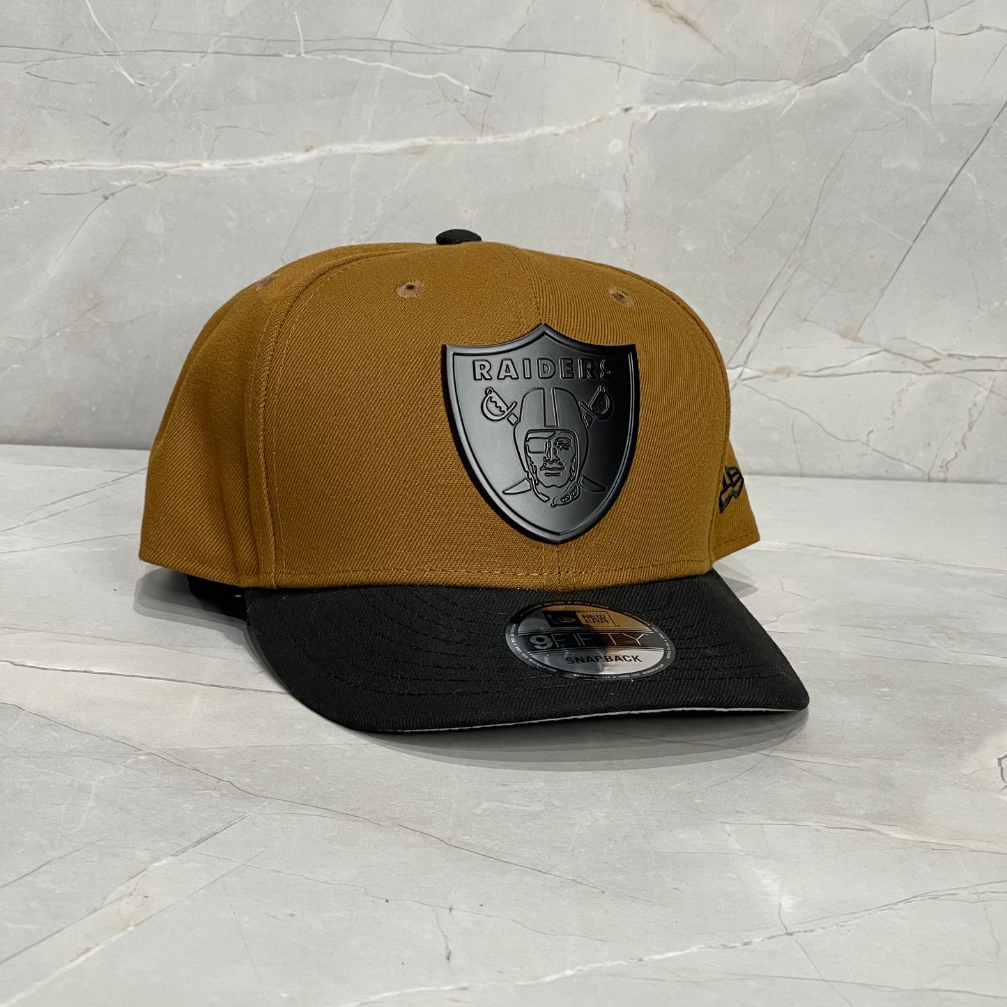 9FIFTY RAIDERS BROWN BLACK LOGO METÁLICO