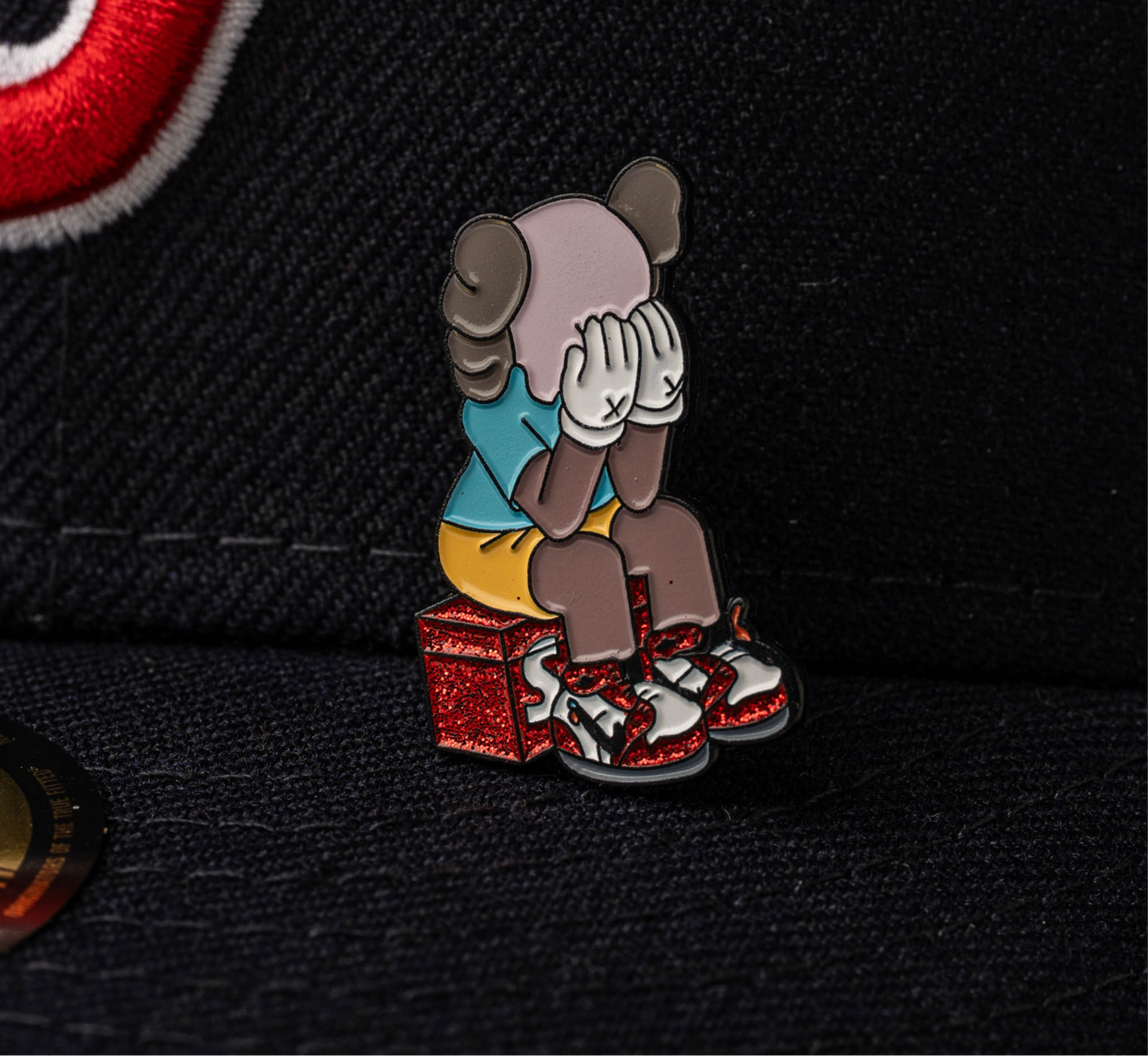 PIN METALICO KAWS CRY