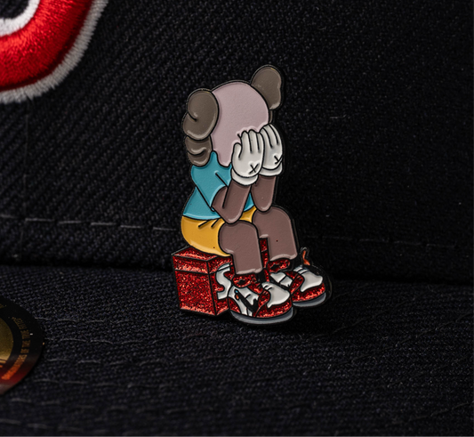 PIN METALICO KAWS CRY