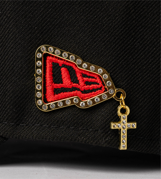 PIN METALICO BORDE DORADO CON CRUZ