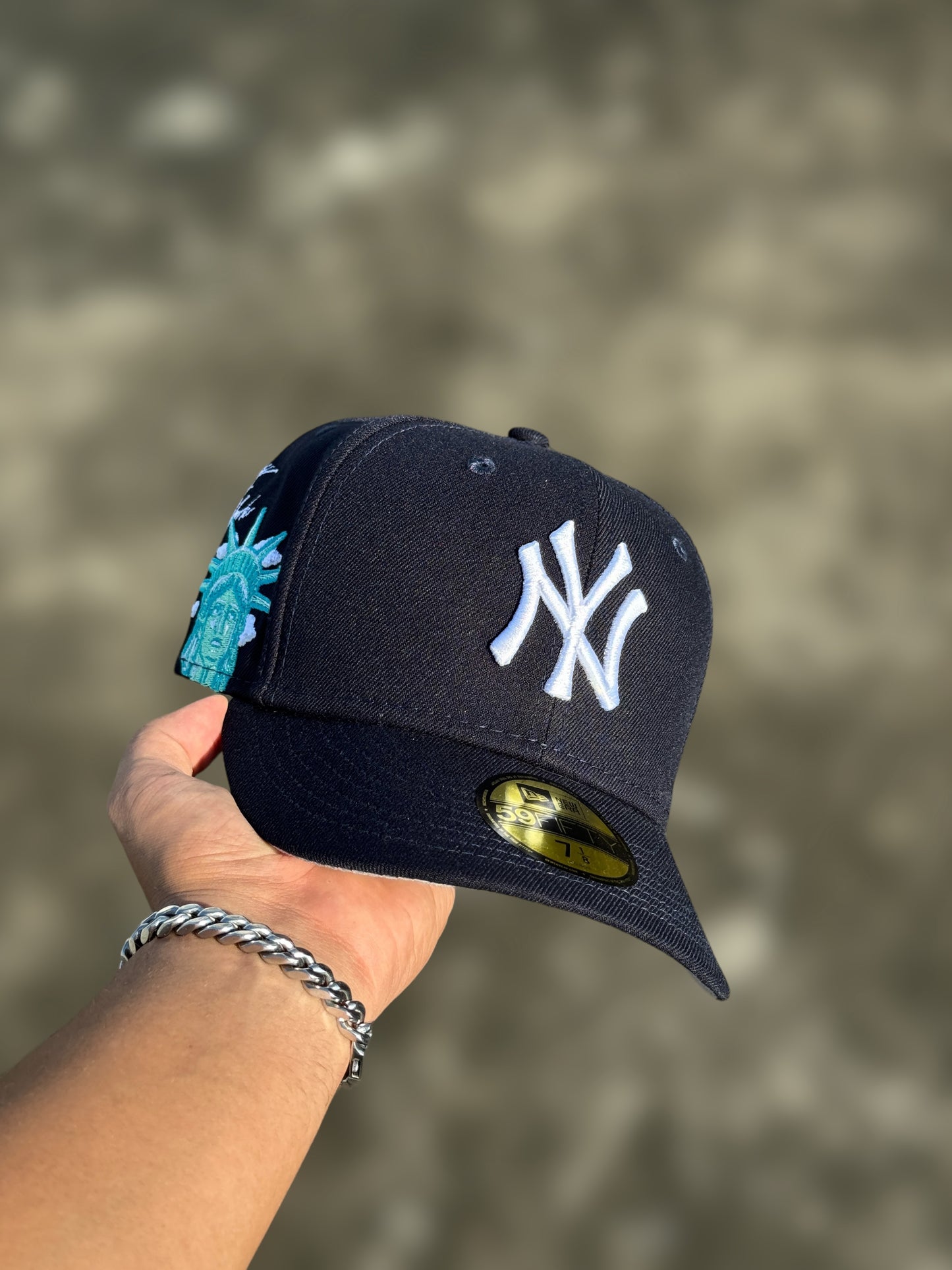 59FIFTY NY STATUE