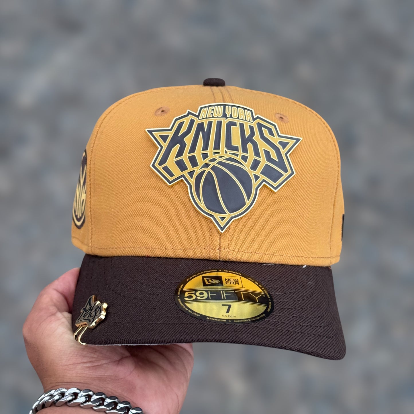 59FIFTY KNICK KHAKY BROWN VISOR METALLIC LOGO