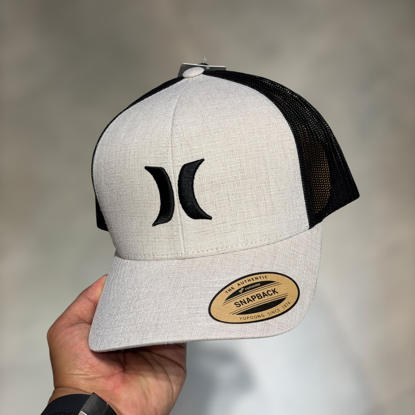 Hurley trucker beige black logo