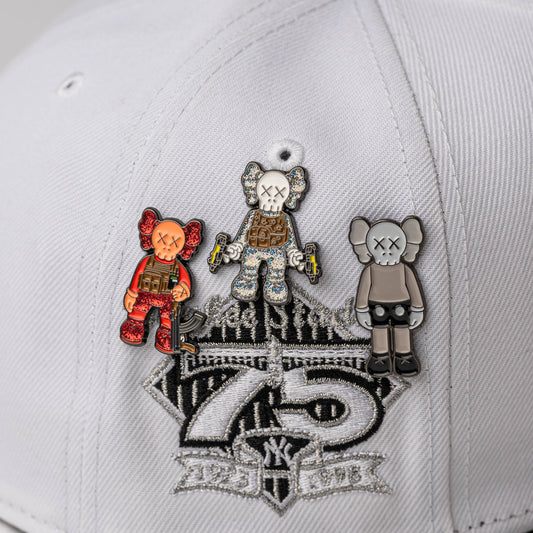 PIN KAWS GRIS