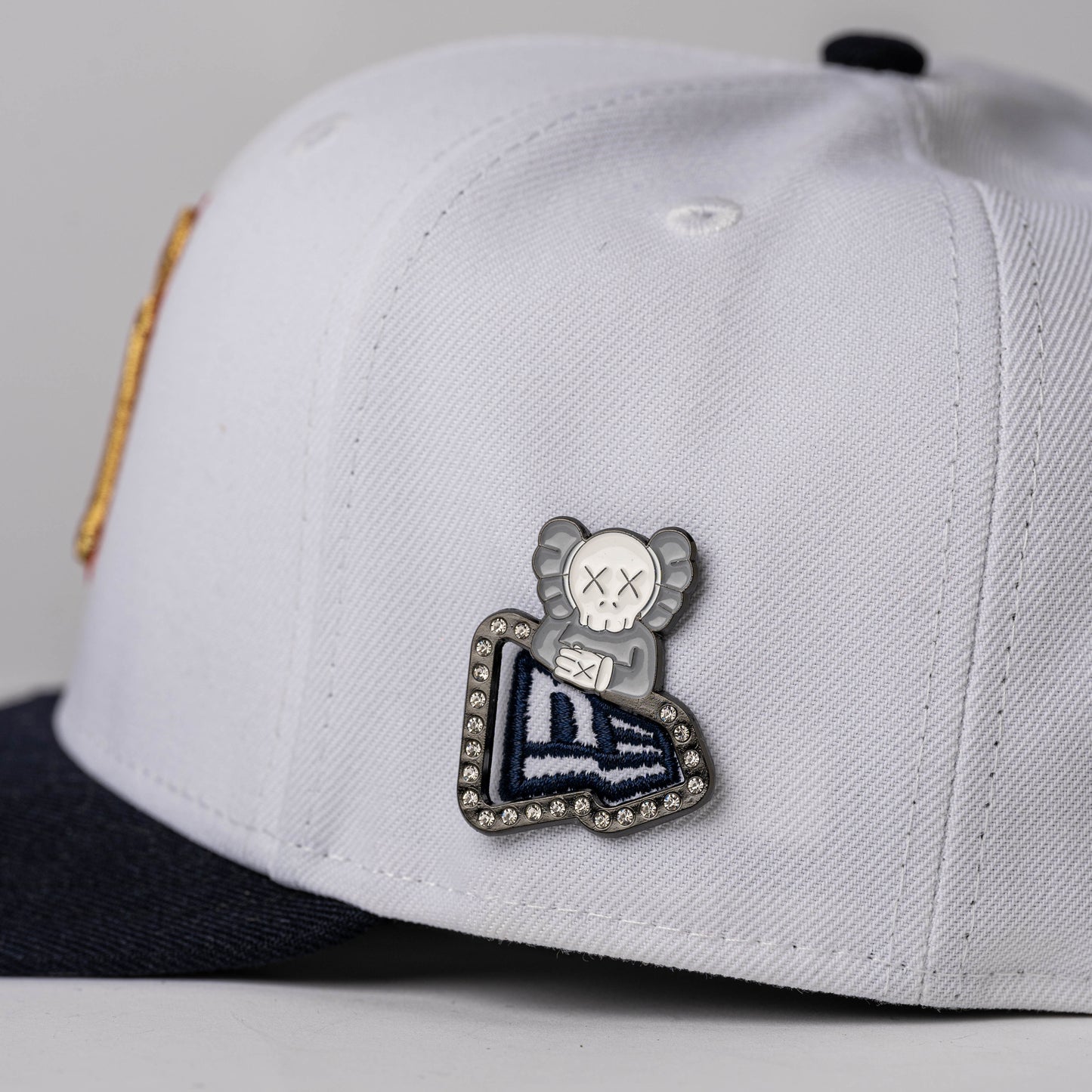 PIN METALICO BORDE NE KAWS
