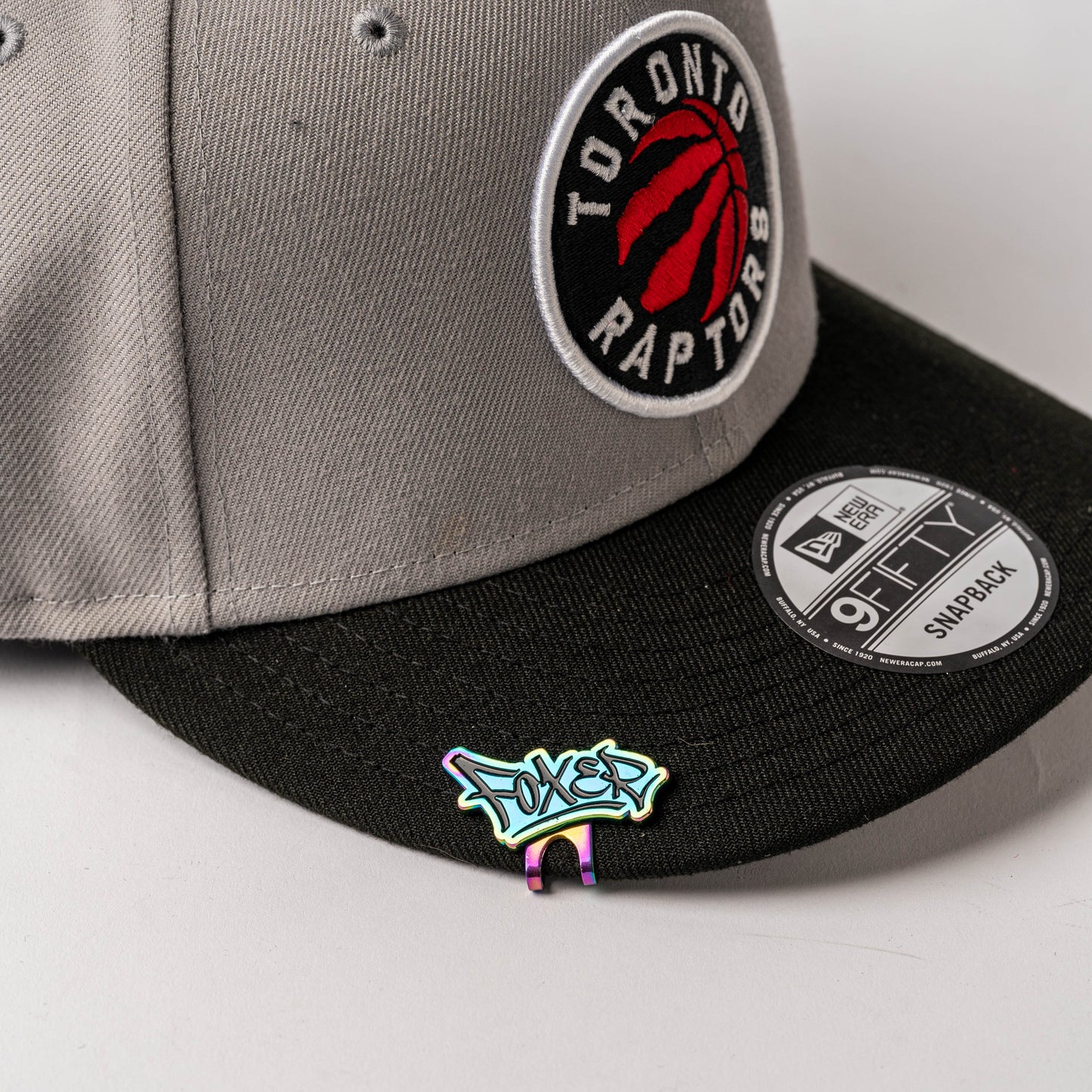 PIN CLIP GRAFITI FOXER TORNASOL LETRAS NEGRAS