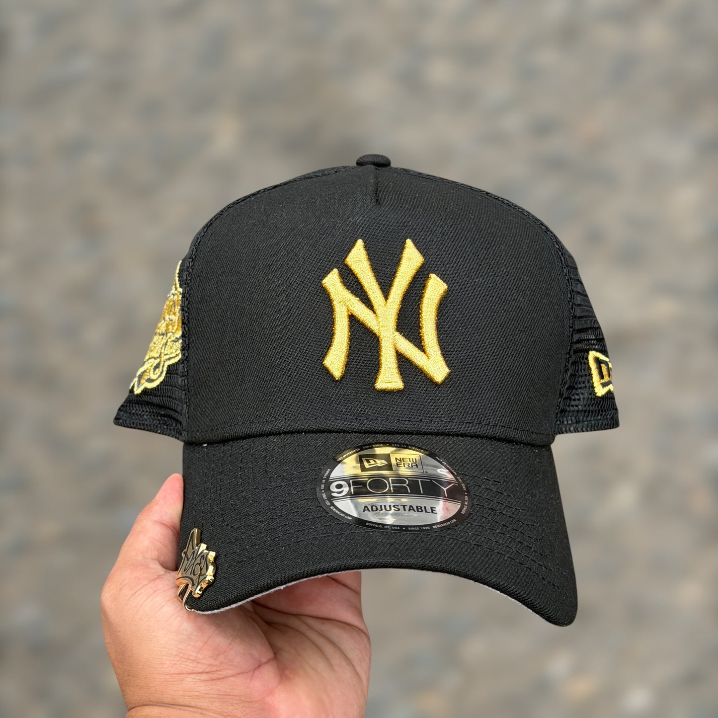 9FORTY NY YANKEES BLACK GOLD LOGO TRUCKER