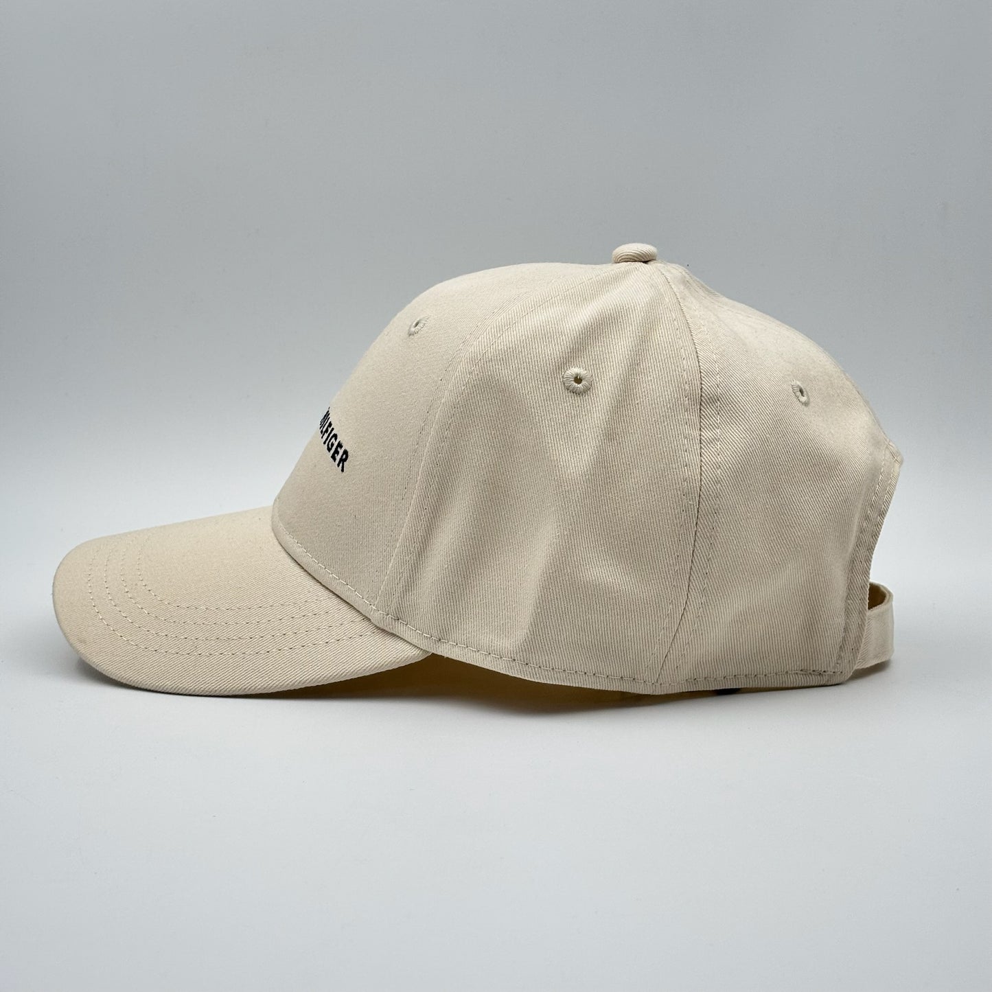 TOMMY HIFILGER CREAM LETTER LOGO