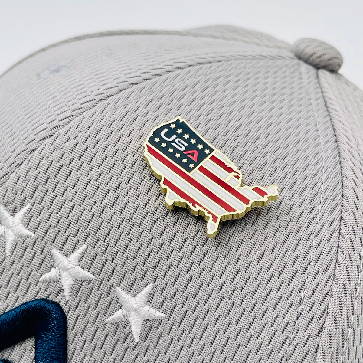 9FORTY CROWN USA GRAY + PIN METÁLICO GRATIS