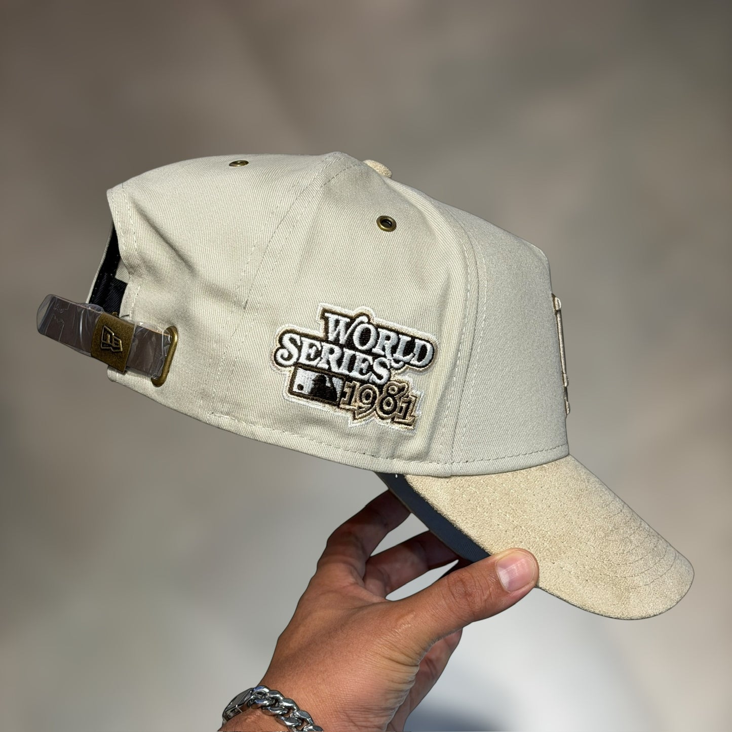 9FORTY A FRAME LA DODGERS BEIGE VISOR TERCIOPELO WS 1981