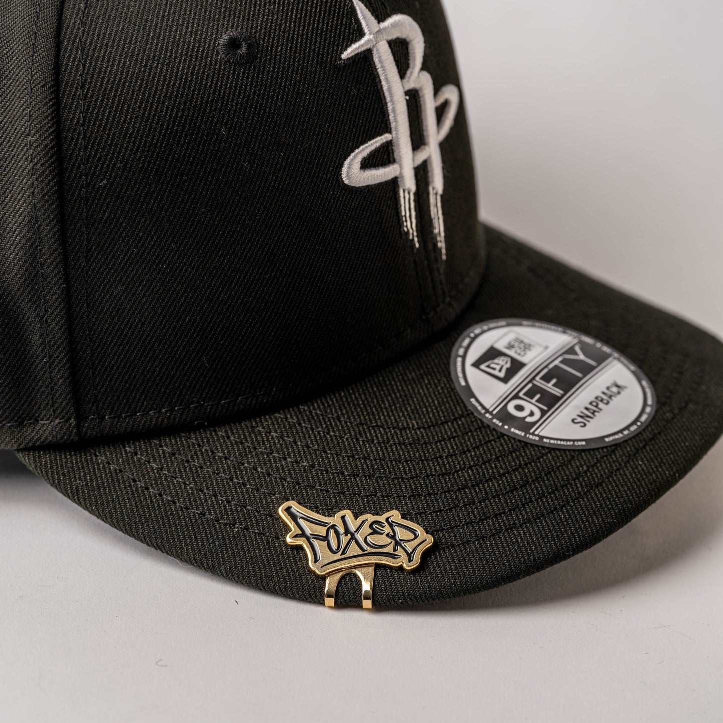 PIN CLIP GRAFITI FOXER DORADO LETRAS NEGRAS