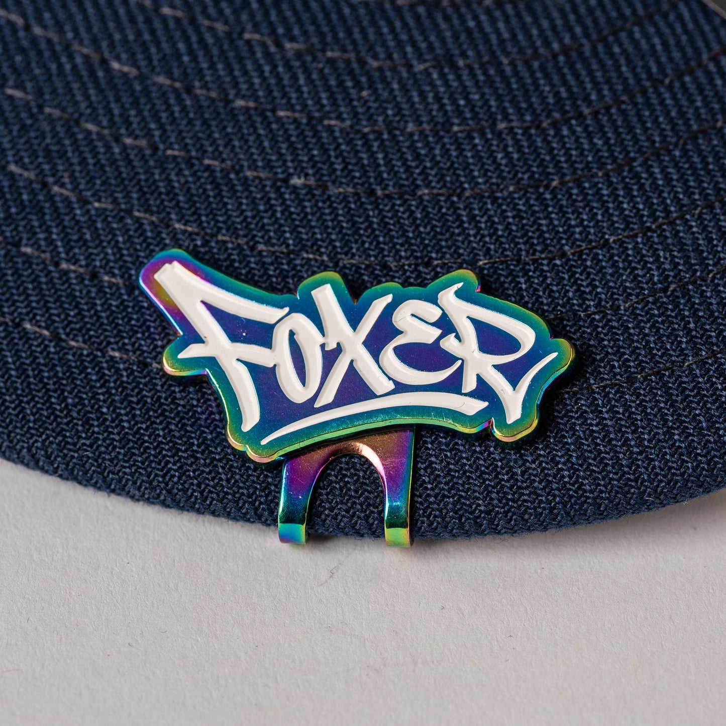 PIN CLIP GRAFITI FOXER TORNASOL LETRAS BLANCAS